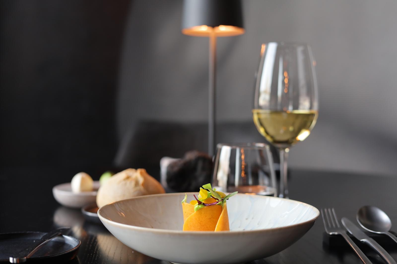 Een gerecht van Restaurant Gusto, opgediend bij kaarslicht